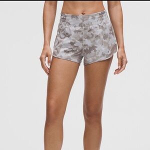 NWT Lululemon Hotty Hot Shorts 2.5” lined | Size 8